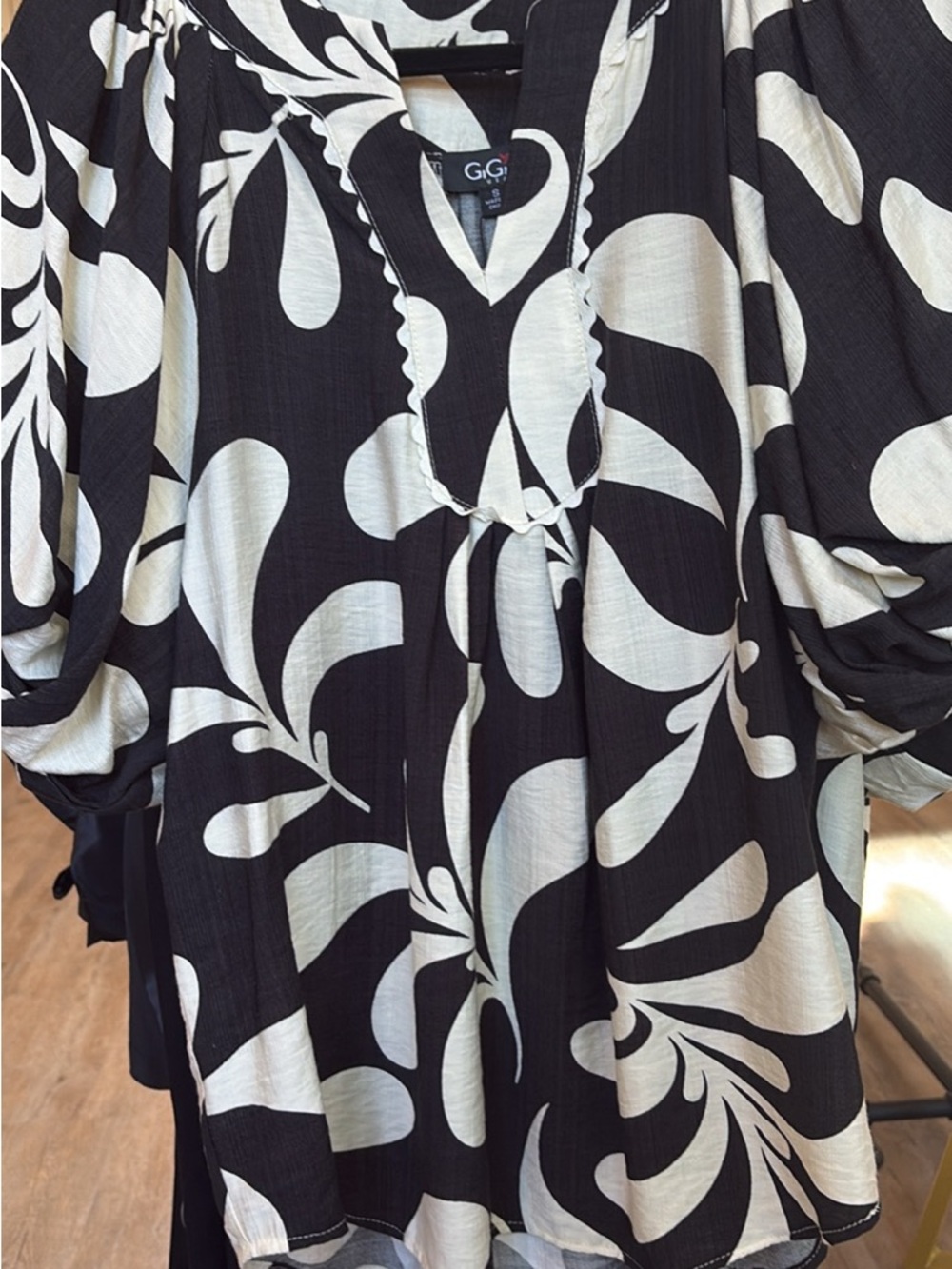 Gigi Black & White Floral-Print Peasant Blouse